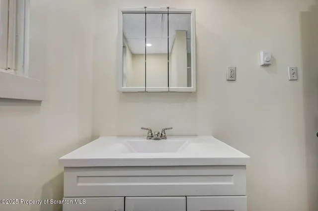 $1,200 | 142-144 Market Street, Moscow, PA 18444