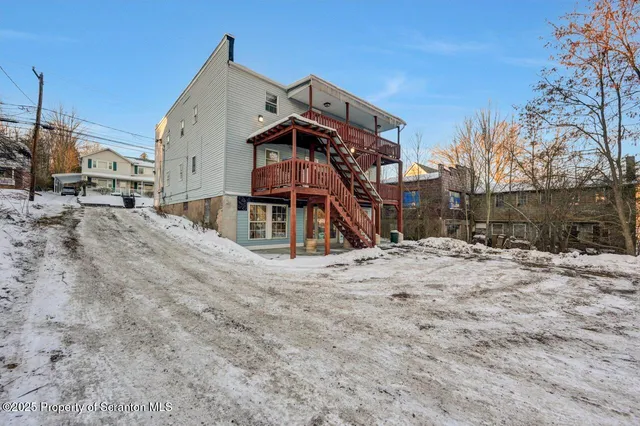 $1,200 | 142-144 Market Street, Moscow, PA 18444