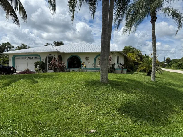 a view of a house with a yard