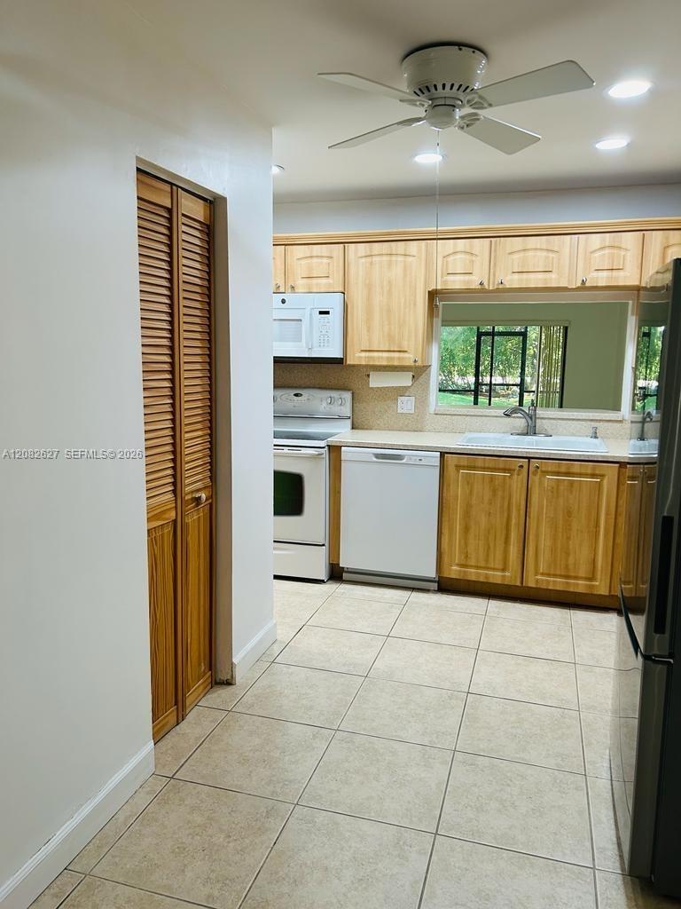 611 Racquet Club Road, Unit 1 Weston, FL 33326 - Photo 15 of 19 Gallery Image 15