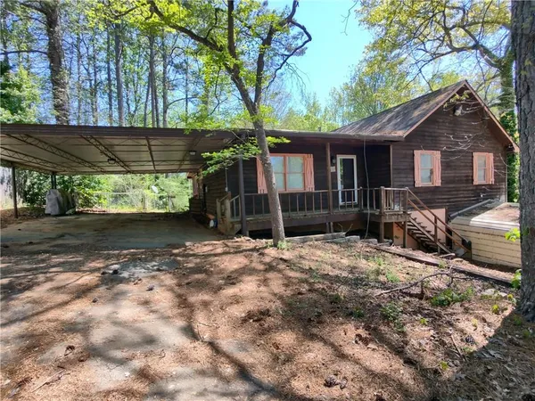 a view of a house with a yard