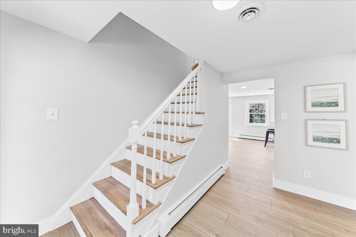 205 Garnet Lane Wallingford, PA 19086 - Photo 5 of 37 Foyer