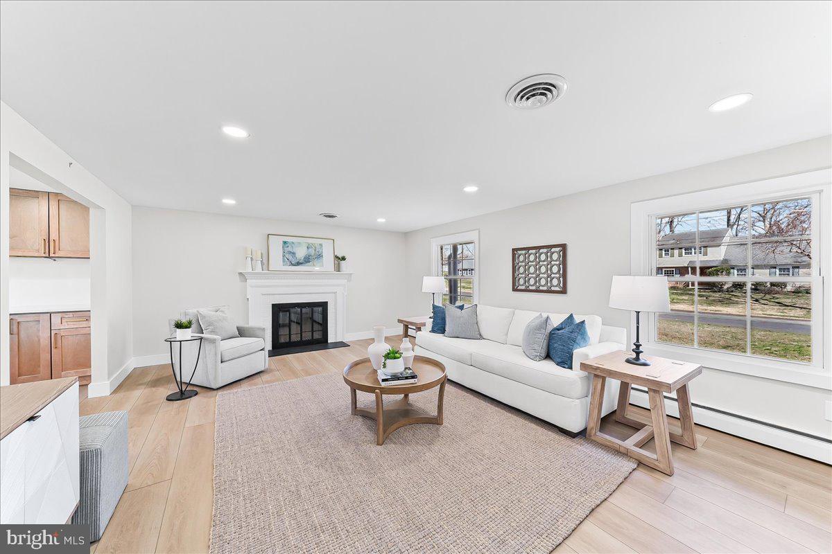 205 Garnet Lane Wallingford, PA 19086 - Photo 6 of 37 Living Room