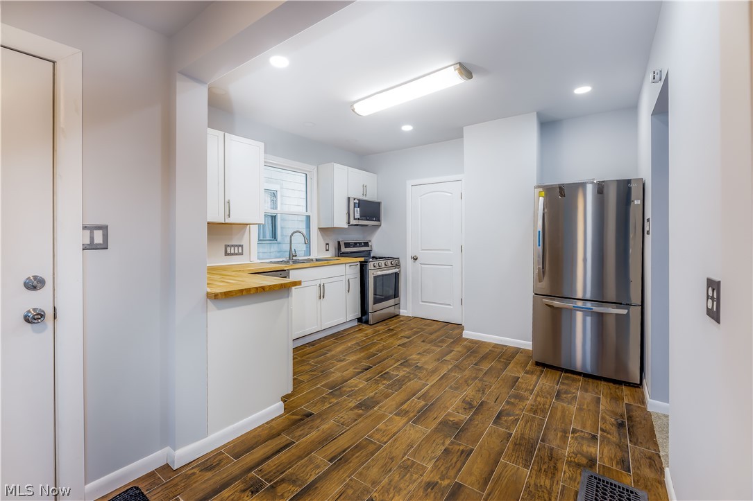 1803 Creston Road Cambridge, OH 43725 - Photo 6 of 19 Kitchen