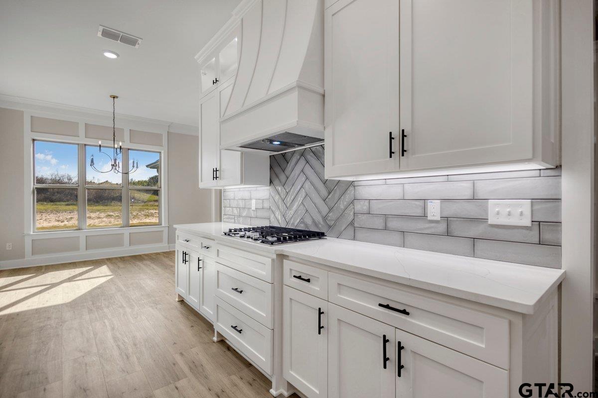 15531 Sugar Rdg Lane Flint, TX 75762 - Photo 18 of 45 a kitchen with granite countertop a stove and a wooden floors