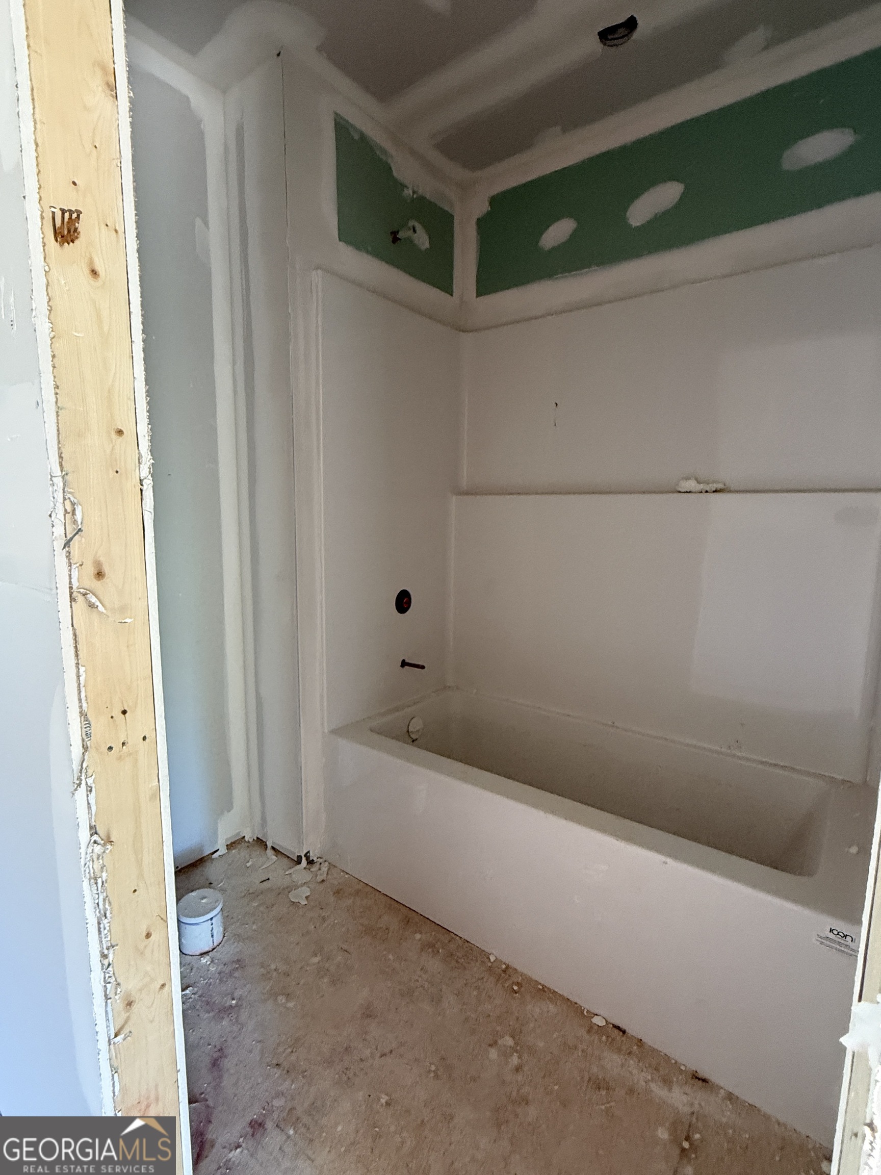 10 Rex Road Williamson, GA 30292 - Photo 21 of 63 a bathroom with a bathtub