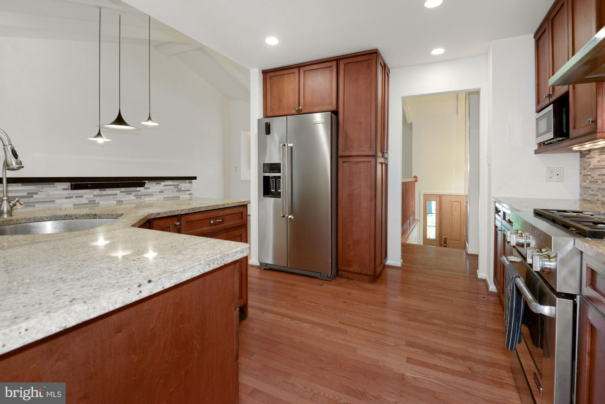 11025 Howland Drive Reston, VA 20191 - Photo 7 of 19 Kitchen - stainless steel appliances