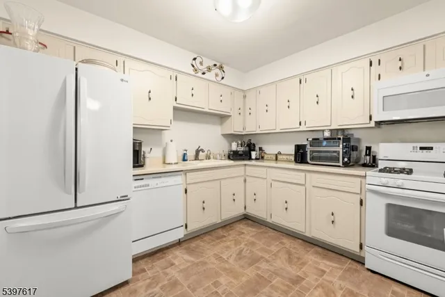 $2,450 | 360 Hoover Avenue, Unit 111, Bloomfield, NJ 07003