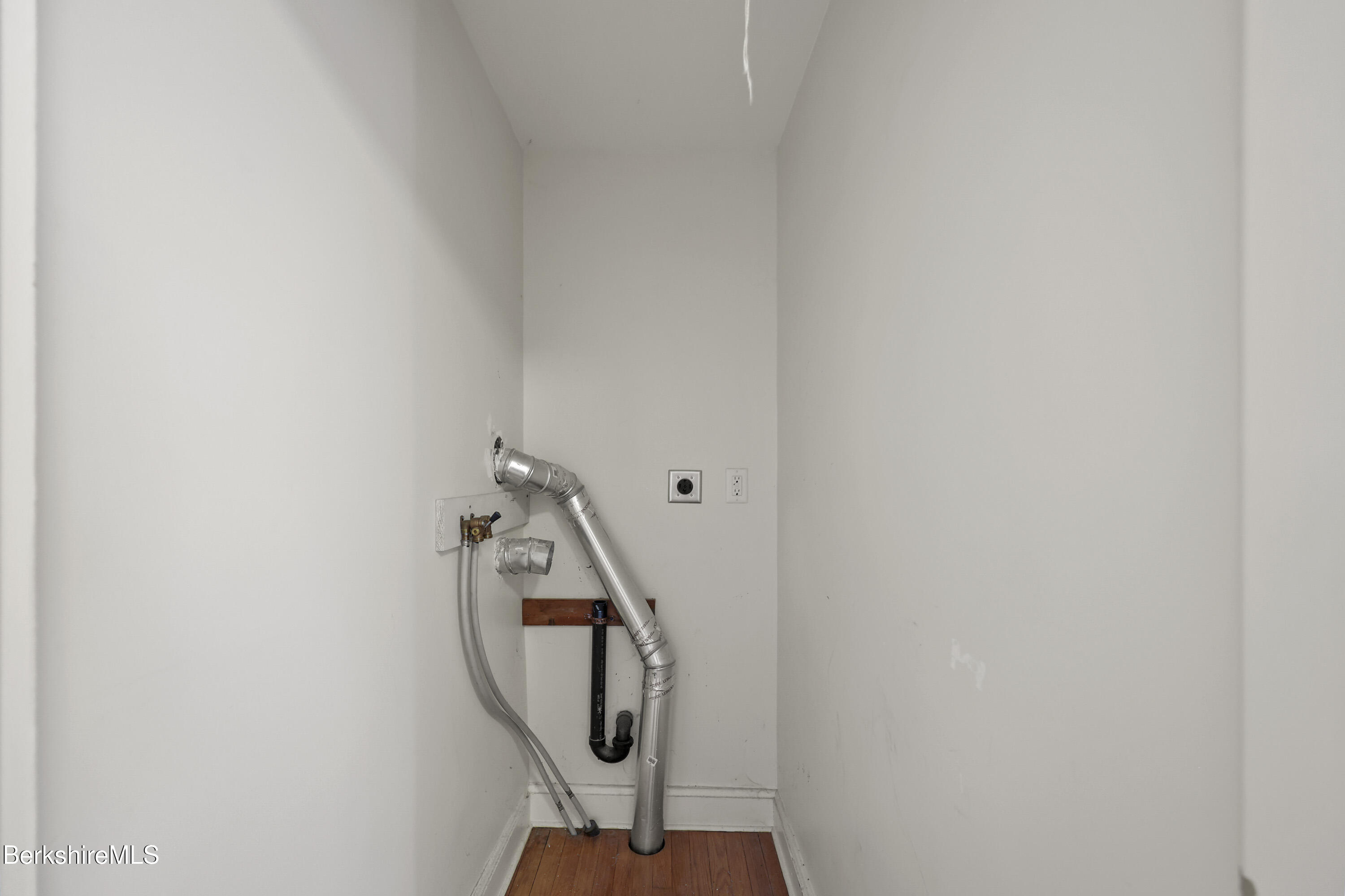 155 Laurel Street Lee, MA 01238 - Photo 33 of 43 168 Second Floor