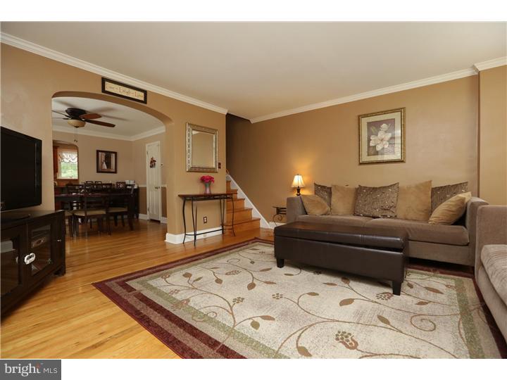 568 Pedley Road Philadelphia, PA 19128 - Photo 2 of 25 Living Room