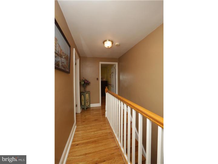 568 Pedley Road Philadelphia, PA 19128 - Photo 16 of 25 Hallway