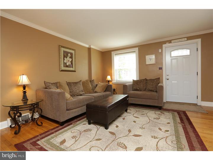 568 Pedley Road Philadelphia, PA 19128 - Photo 3 of 25 Living Room