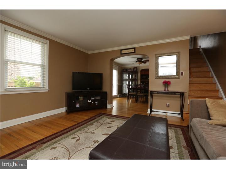 568 Pedley Road Philadelphia, PA 19128 - Photo 4 of 25 Living Room