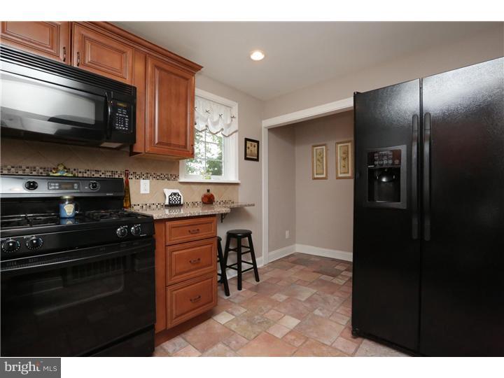 568 Pedley Road Philadelphia, PA 19128 - Photo 9 of 25 Kitchen
