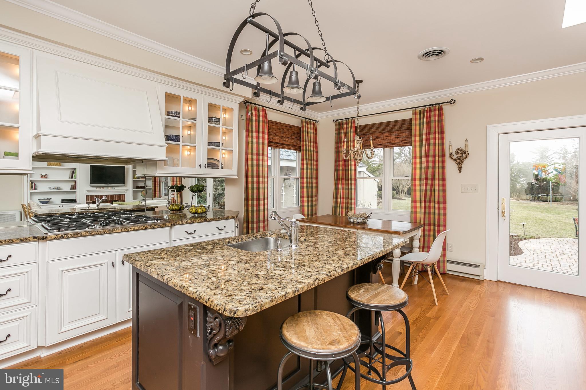 6407 Pinehurst Road Baltimore, MD 21212 - Photo 13 of 50 Large kitchen island