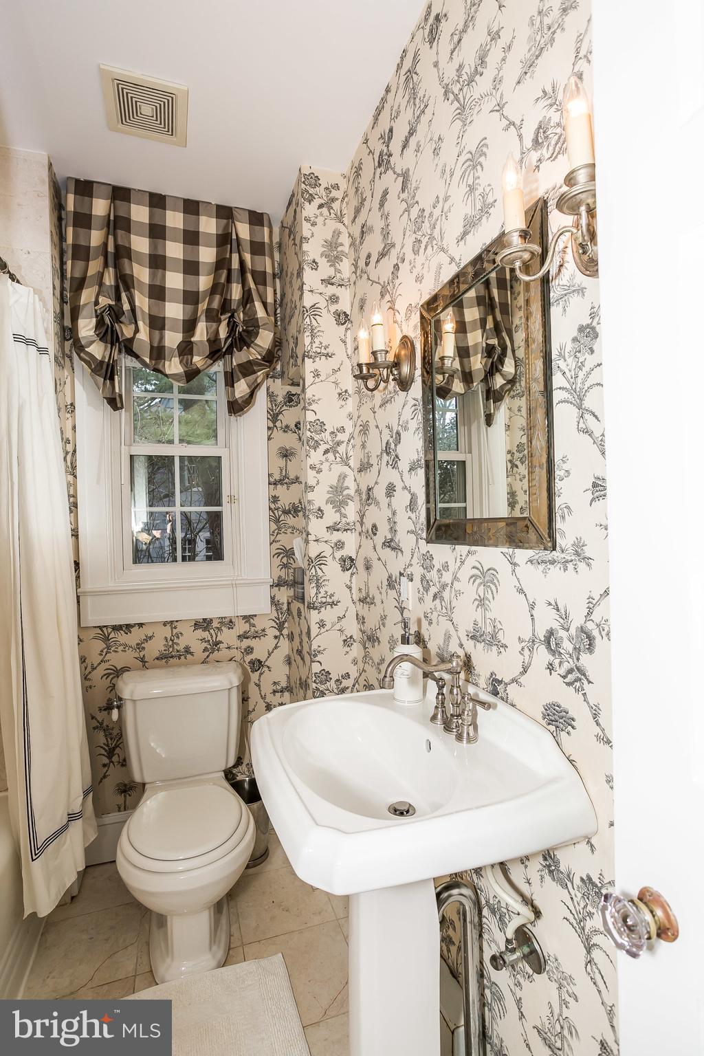 6407 Pinehurst Road Baltimore, MD 21212 - Photo 23 of 50 Full bath on first level