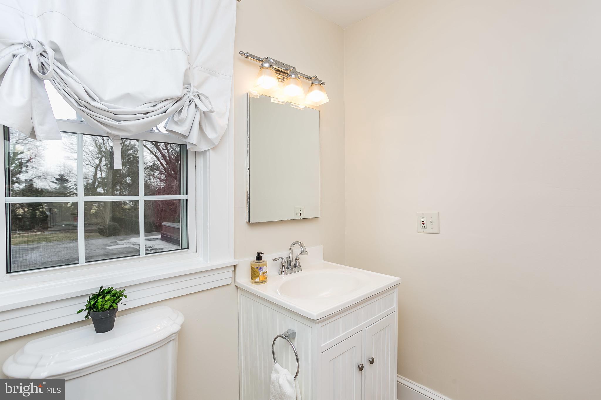 6407 Pinehurst Road Baltimore, MD 21212 - Photo 35 of 50 Full bath on 2nd level