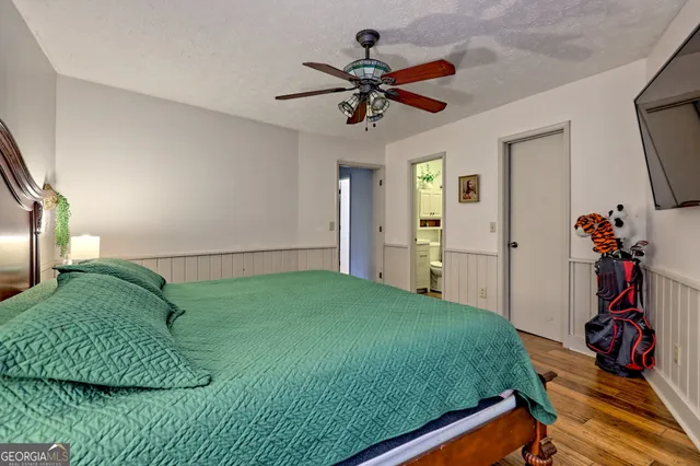 a en suite bathroom with a sink and a mirror