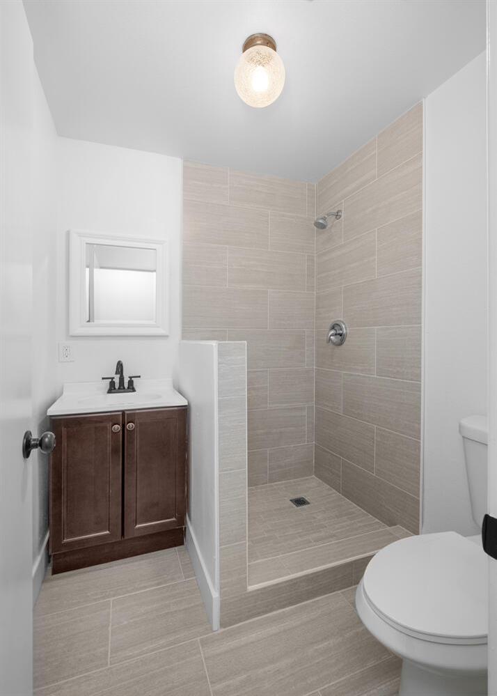 51202 Rusty Lane Oakhurst, CA 93644 - Photo 19 of 27 a bathroom with a sink a toilet and shower