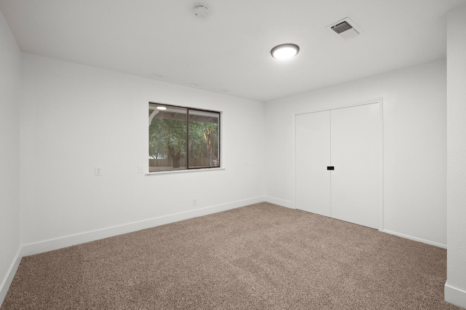 51202 Rusty Lane Oakhurst, CA 93644 - Photo 20 of 27 an empty room with a window