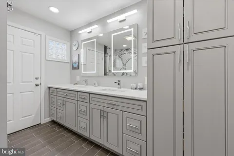 $709,000 | 1 Yardley Court, Mount Laurel, NJ 08054