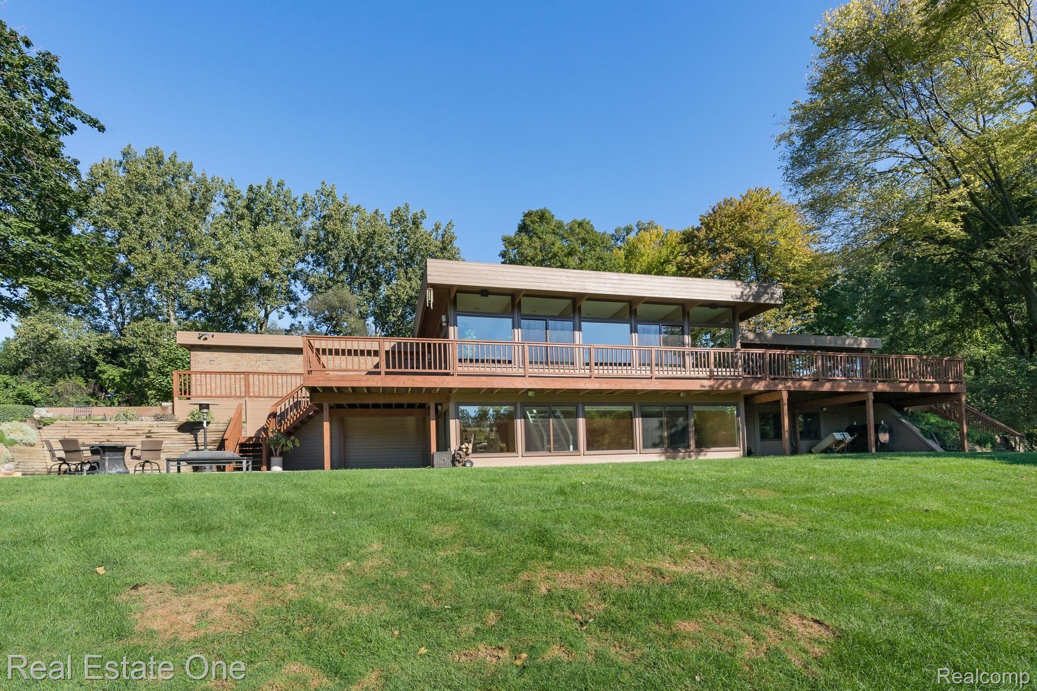 2083 Bonnie Brae Street Rochester, MI 48309 - Photo 21 of 26 2083 Bonnie Brae ext MLS-W107.jpg