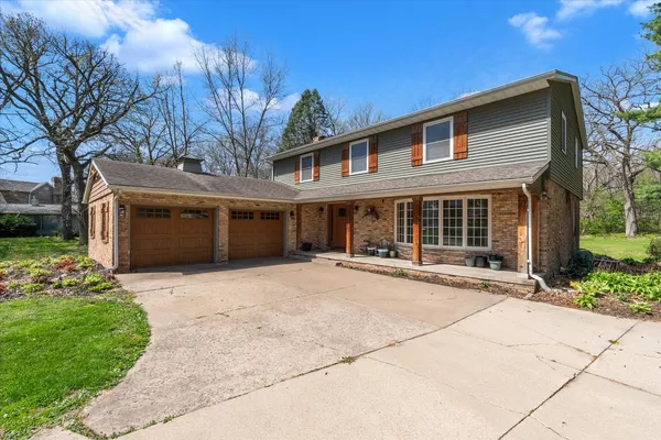 $350,000 | 119 Sherwood Drive, Geneseo, IL 61254