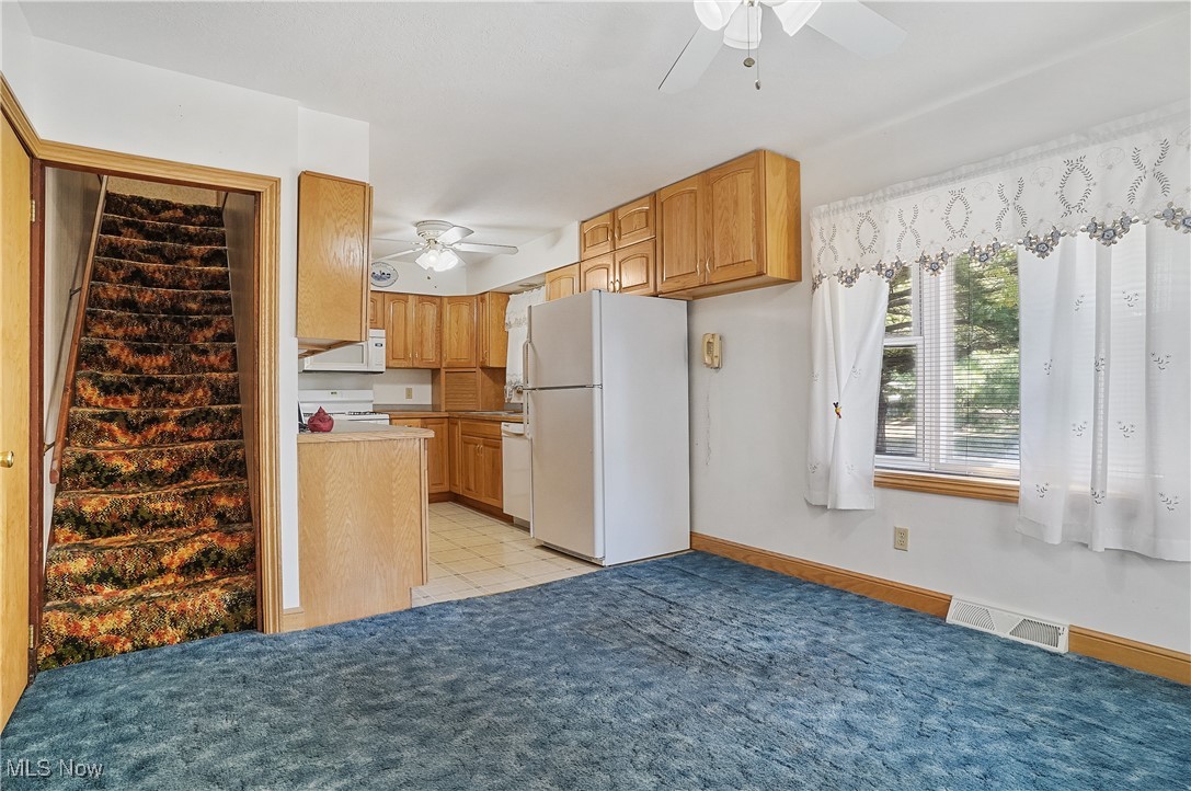 2809 McElwain Road Akron, OH 44312 - Photo 25 of 38 With carpet and bay window
