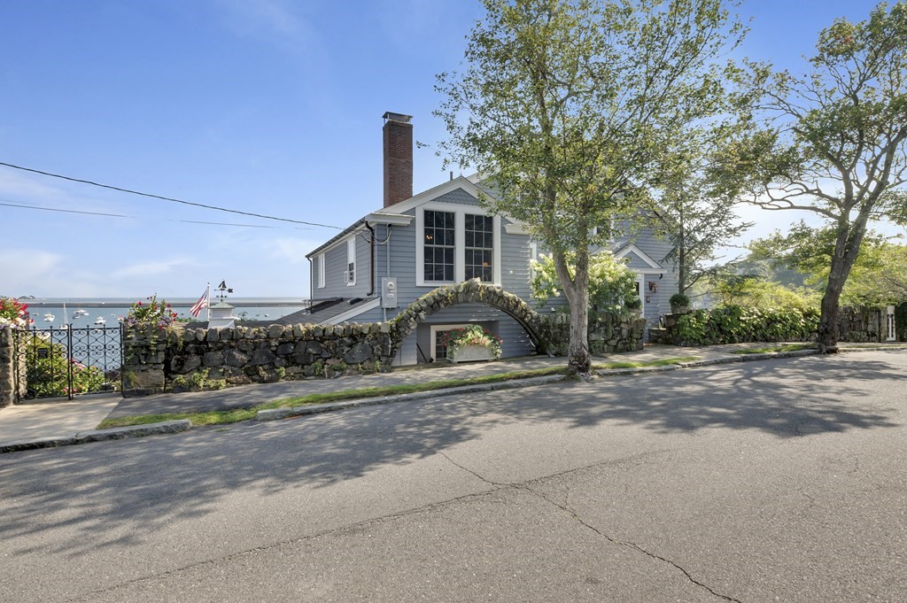22 Cliff Street Marblehead, MA 01945 - Photo 3 of 37