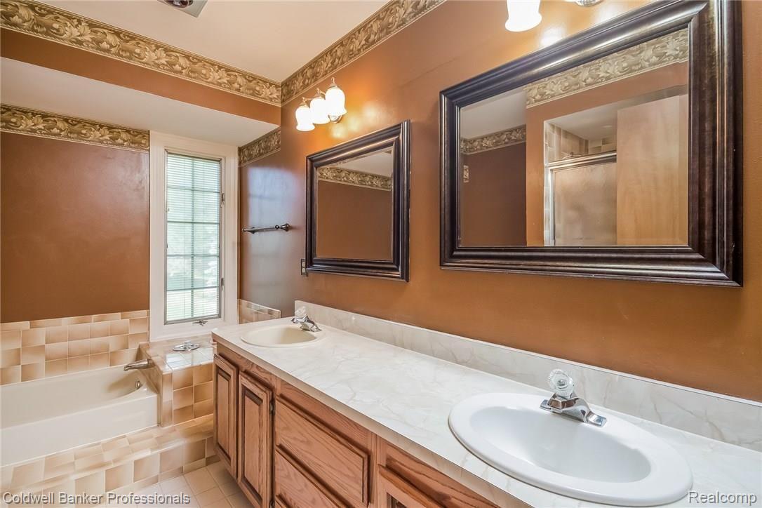 501 Sunlight Drive Rochester, MI 48309 - Photo 24 of 40 024-Master_Bathroom-2059818-medium.jpg