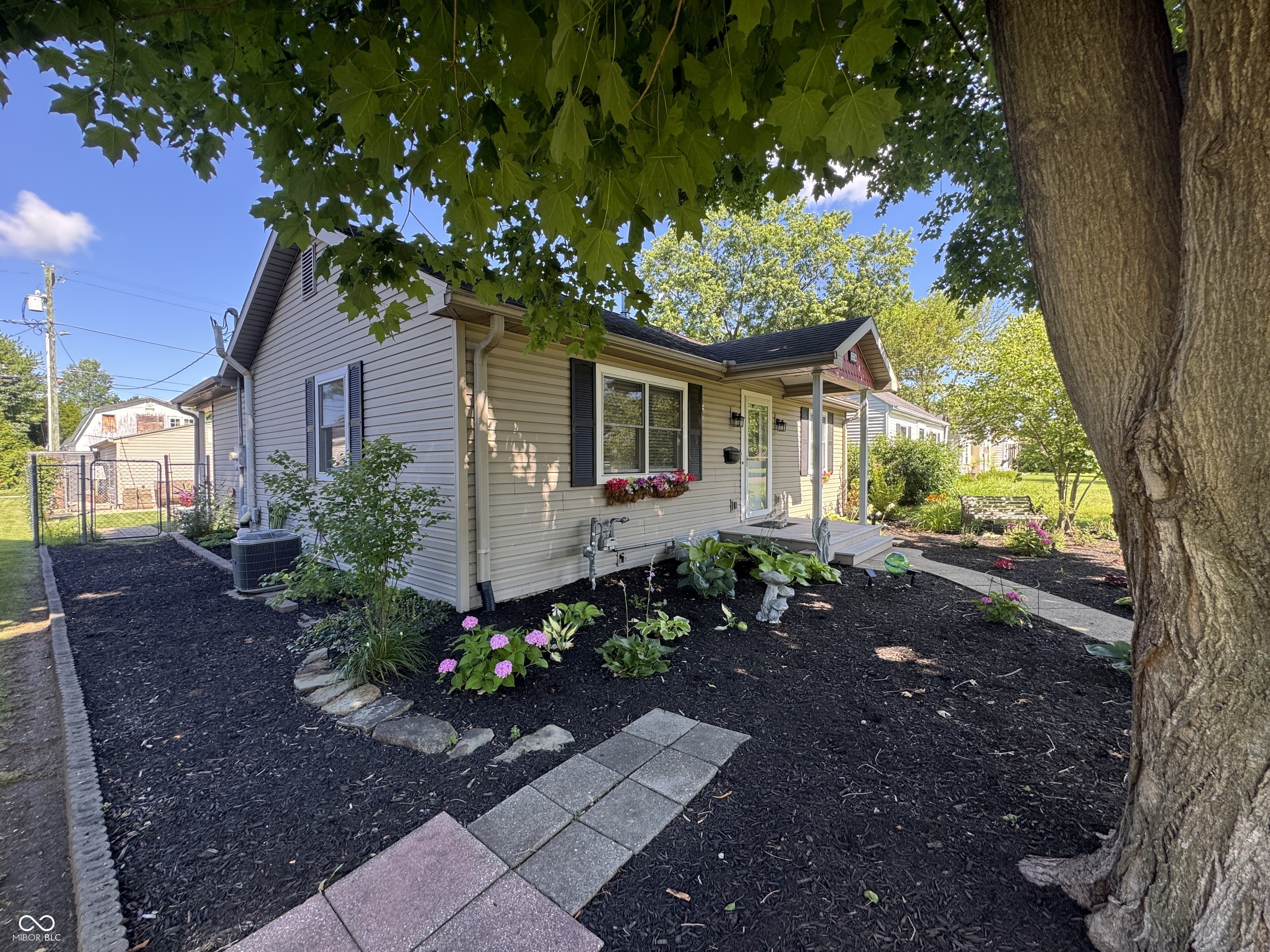 2216 Newton Street Columbus, IN 47201 - Photo 5 of 30