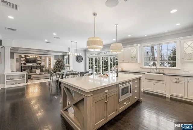 $2,395,000 | 11 Aldbury Drive, Upper Saddle River, NJ 07458