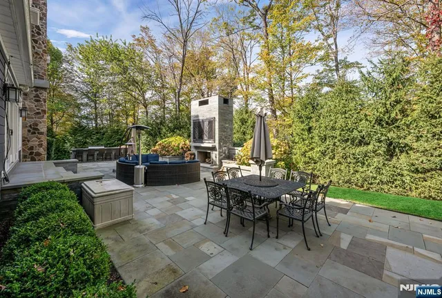 $2,395,000 | 11 Aldbury Drive, Upper Saddle River, NJ 07458