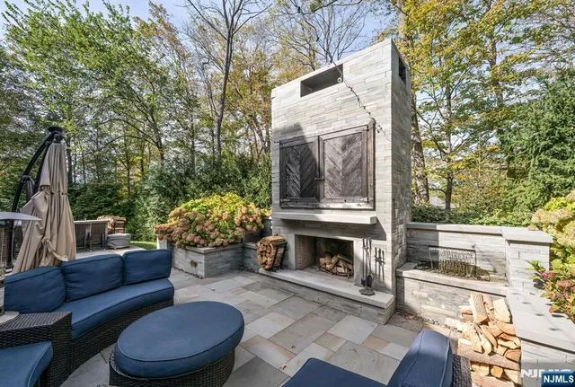 $2,395,000 | 11 Aldbury Drive, Upper Saddle River, NJ 07458