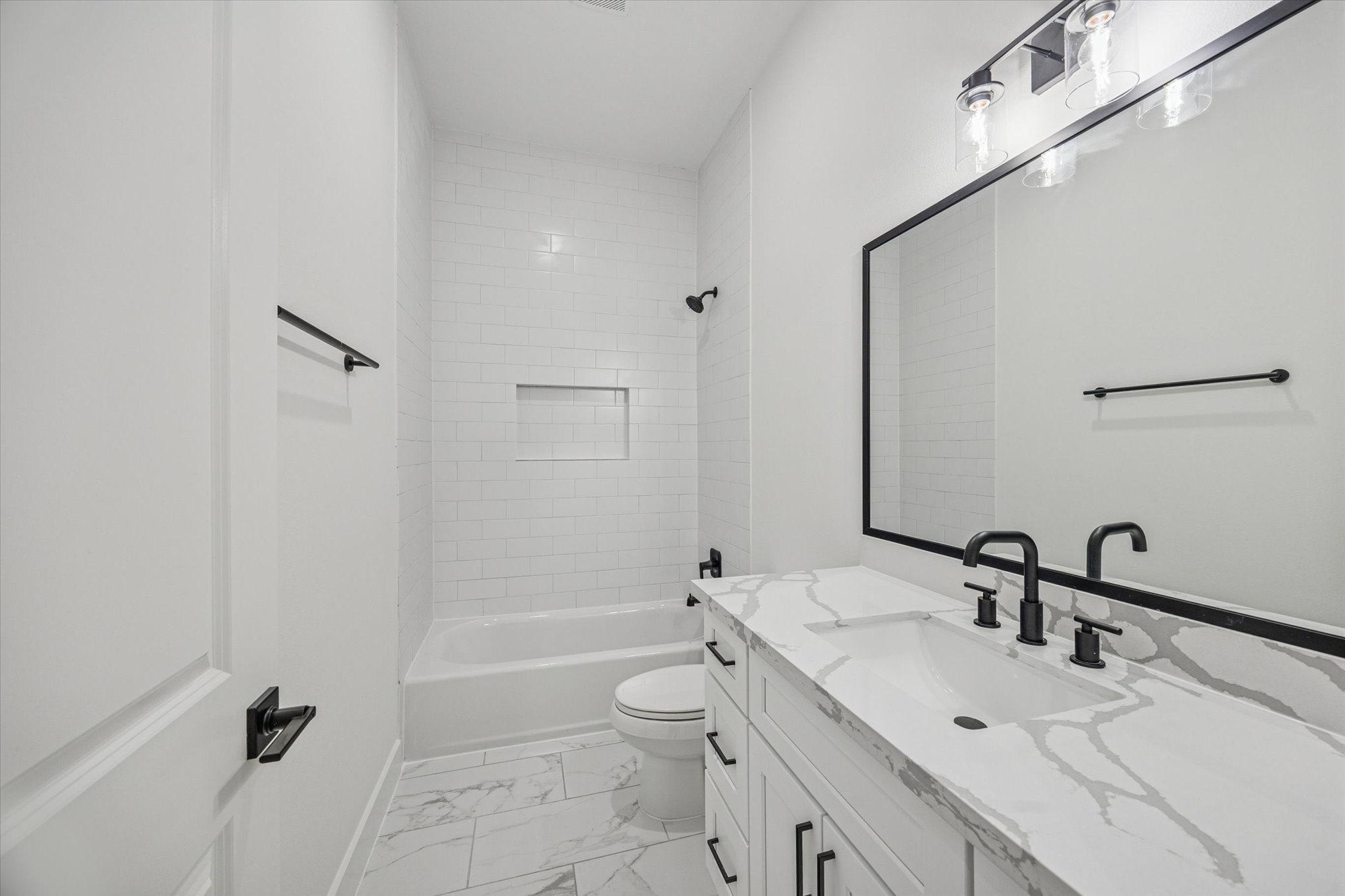 6644 Lozier Street Houston, TX 77021 - Photo 29 of 33 Secondary Bath