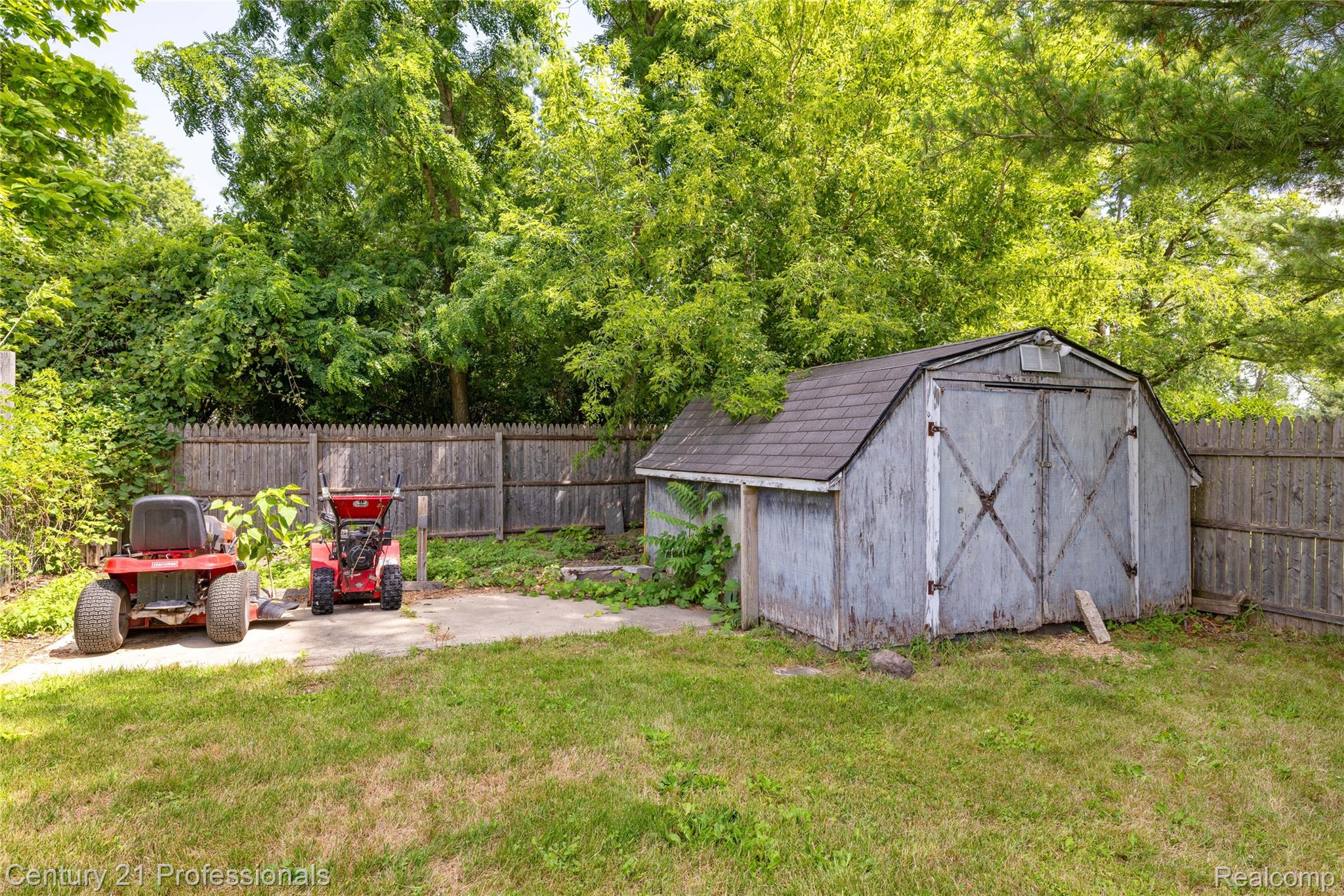 15037 Hogan Road Linden, MI 48451 - Photo 30 of 38 15037 Hogan Rd-41.jpeg