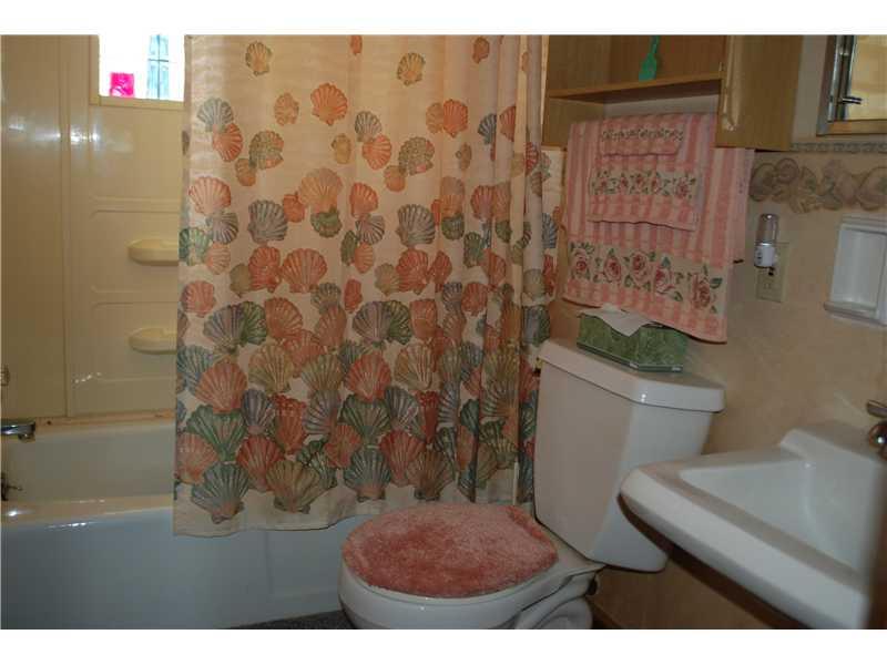 196 Stolze Road Burgettstown, PA 15021 - Photo 8 of 11 Full Bath.