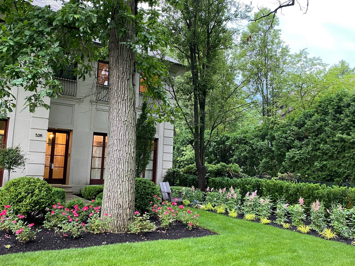 528 Roslyn Road Kenilworth, IL 60043 - Photo 15 of 63 a front view of a house with garden