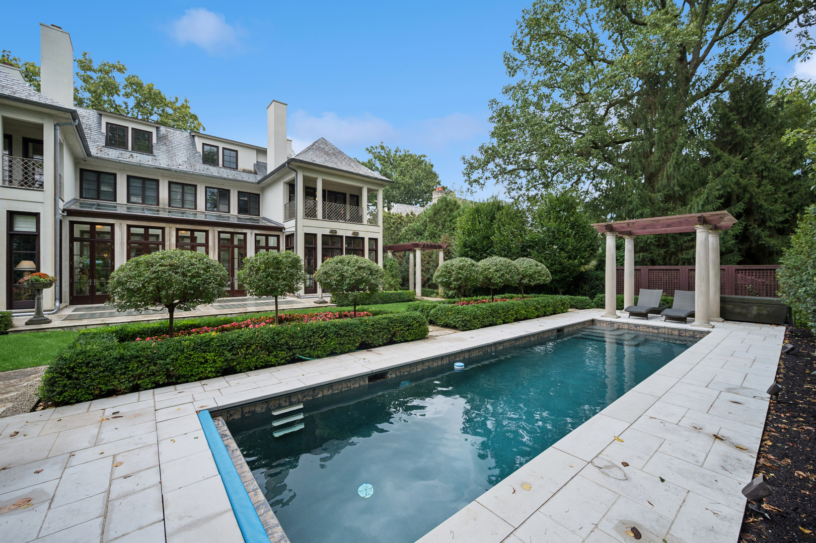 528 Roslyn Road Kenilworth, IL 60043 - Photo 5 of 63 a view of house with swimming pool next to a yard