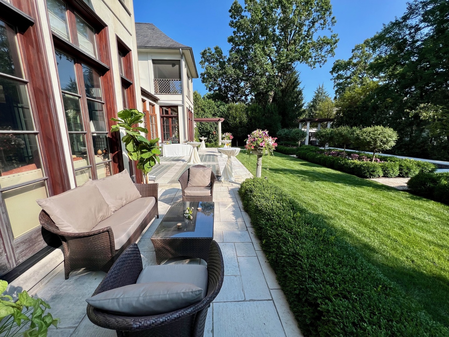 528 Roslyn Road Kenilworth, IL 60043 - Photo 10 of 63 a view of an outdoor space with seating area