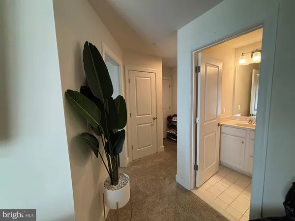 a view of entryway and bathroom