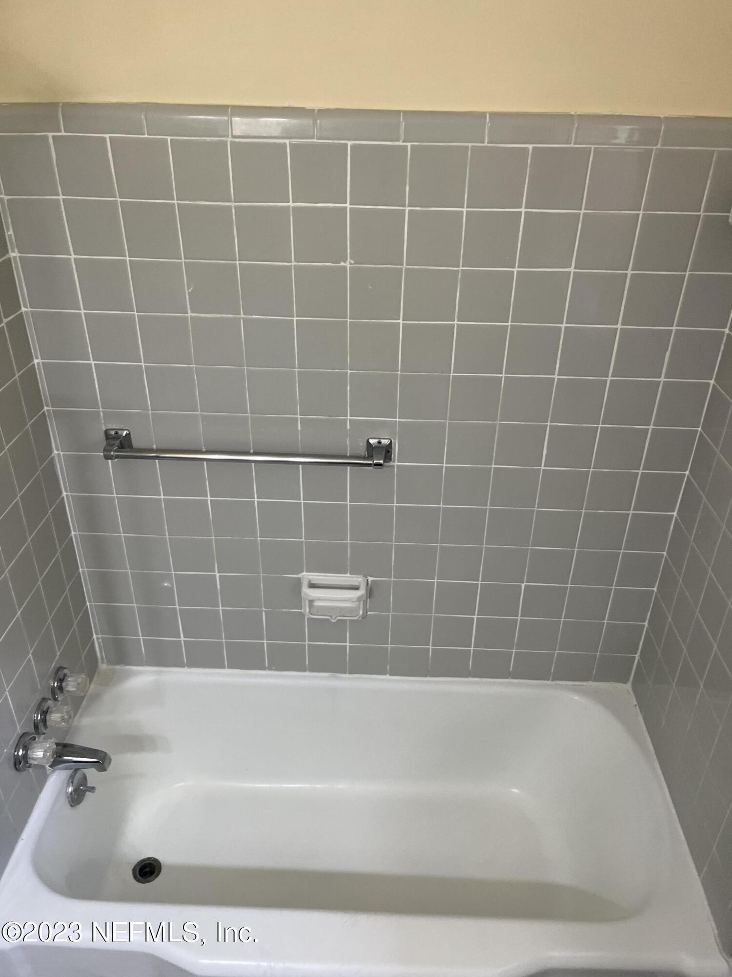 5418 Juno Drive Jacksonville, FL 32207 - Photo 17 of 19 a bathroom with a bathtub