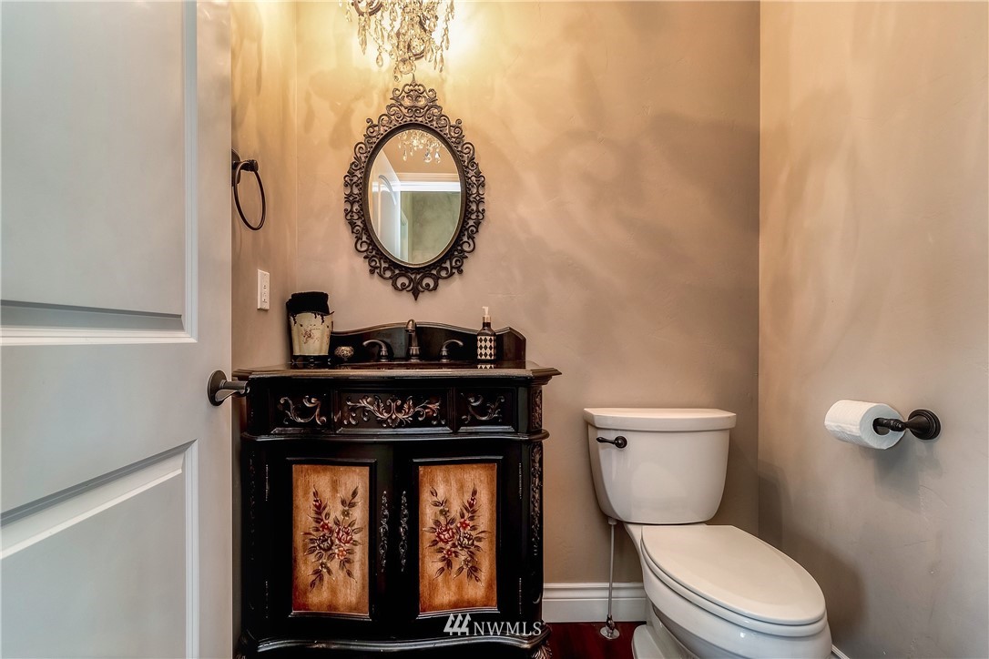 3745 Pranger Road Walla Walla, WA 99362 - Photo 22 of 40 a bathroom with a toilet a sink and a mirror