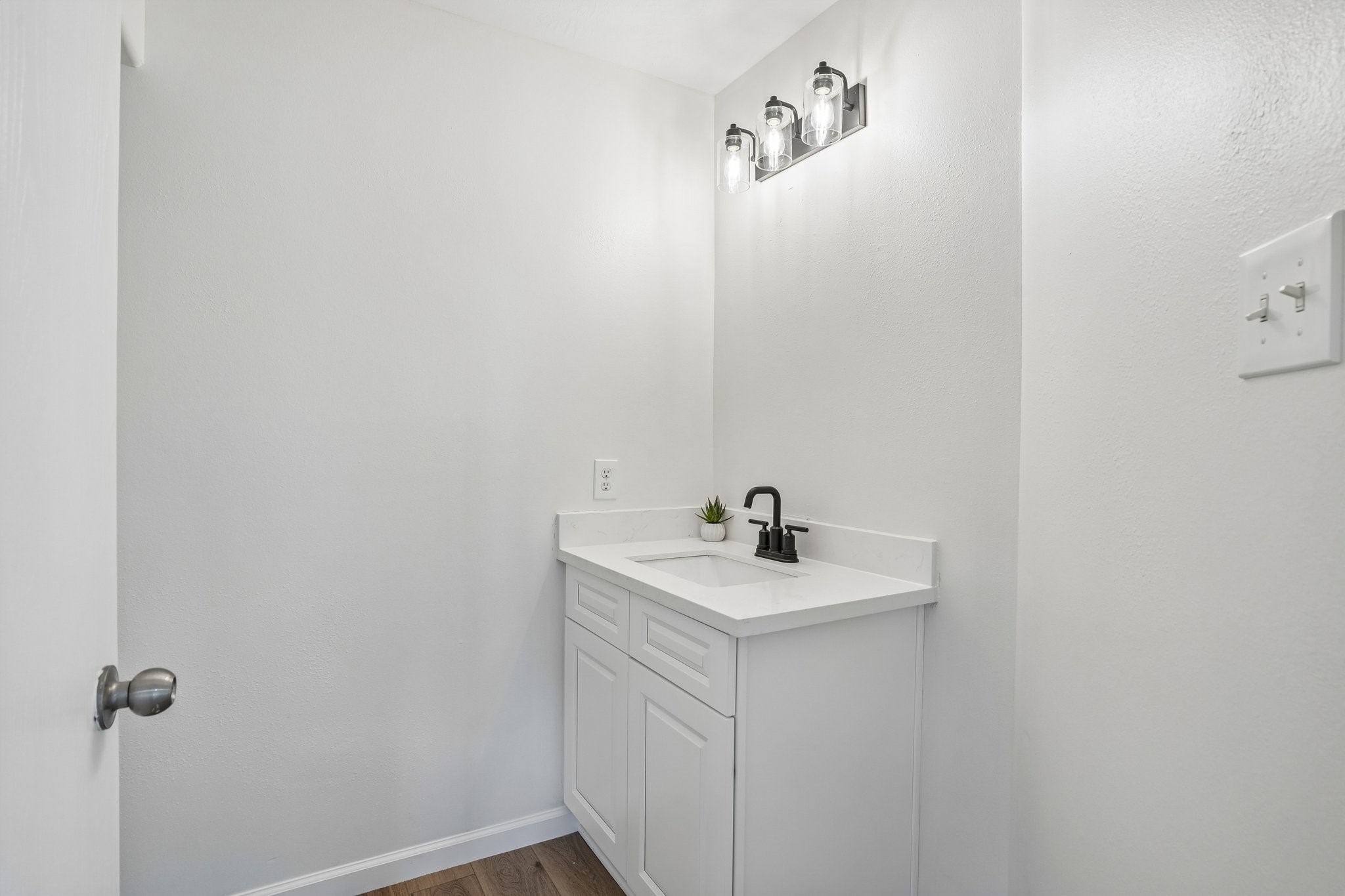 4419 Crossvine Avenue Baytown, TX 77521 - Photo 12 of 38 Half bath located downstairs.
