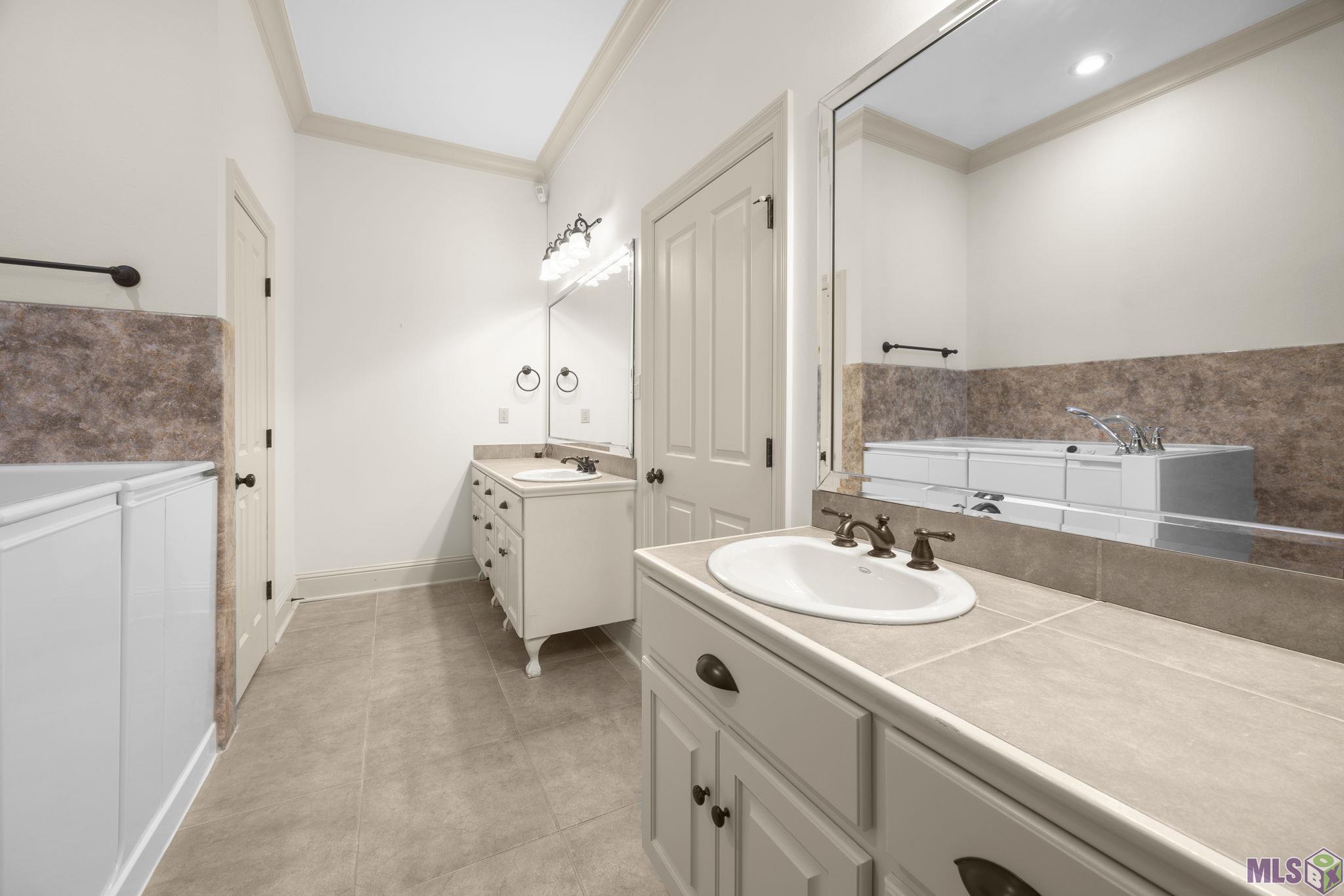 1601 Ruelle De Grace Drive Baton Rouge, LA 70810 - Photo 20 of 45 Primary Bathroom