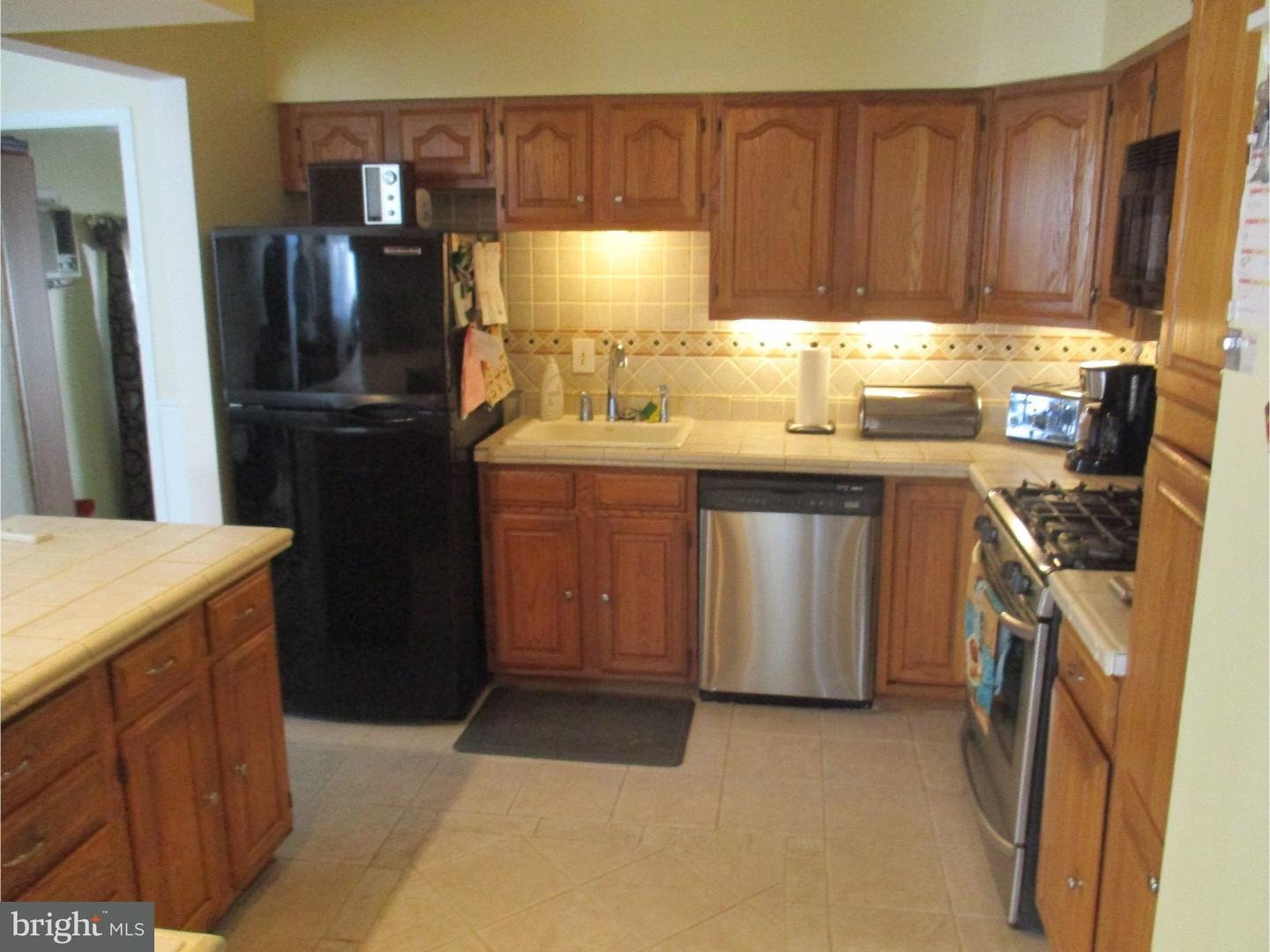 11038 Knights Road Philadelphia, PA 19154 - Photo 11 of 21 Kitchen
