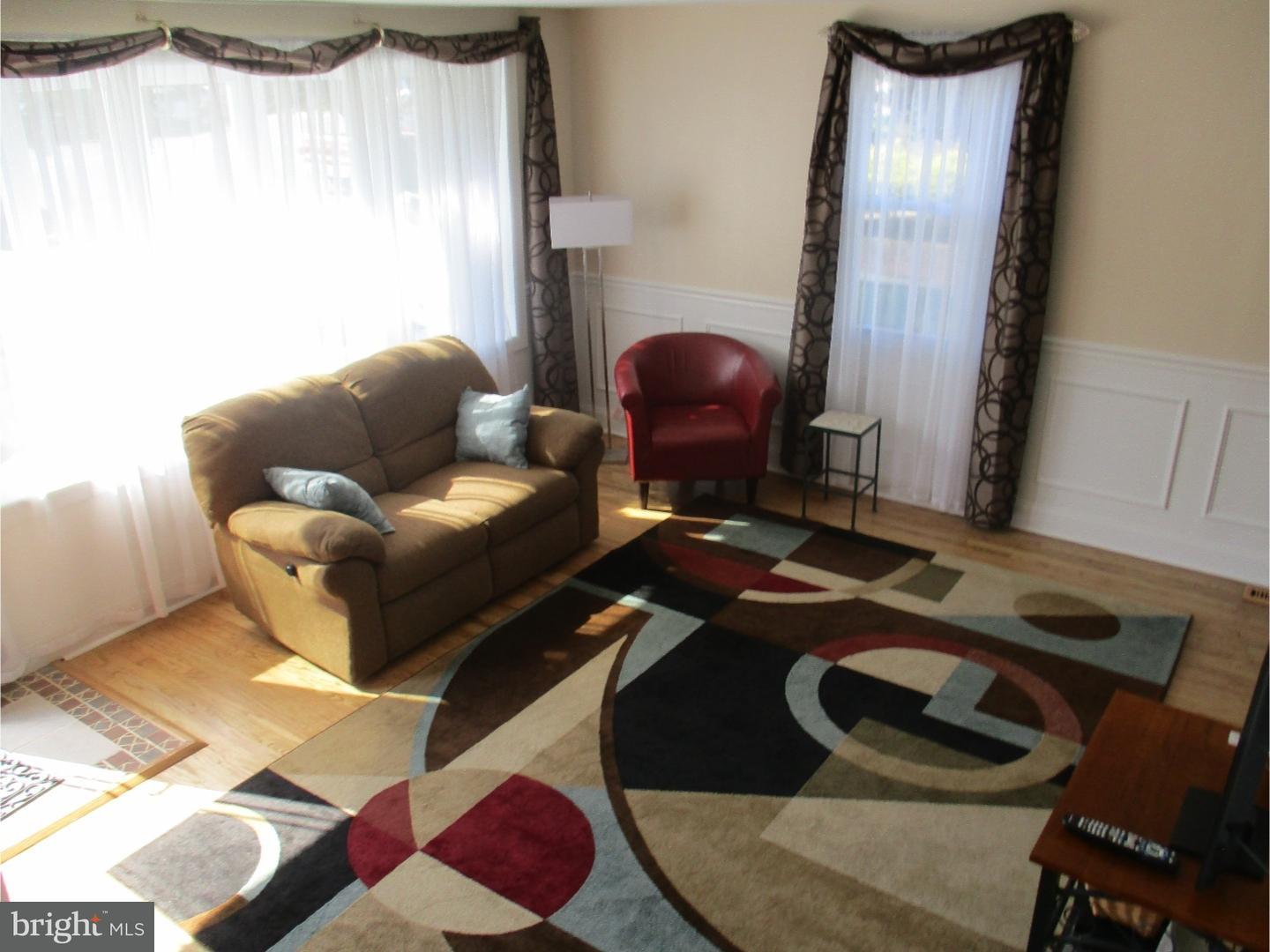 11038 Knights Road Philadelphia, PA 19154 - Photo 14 of 21 Living Room