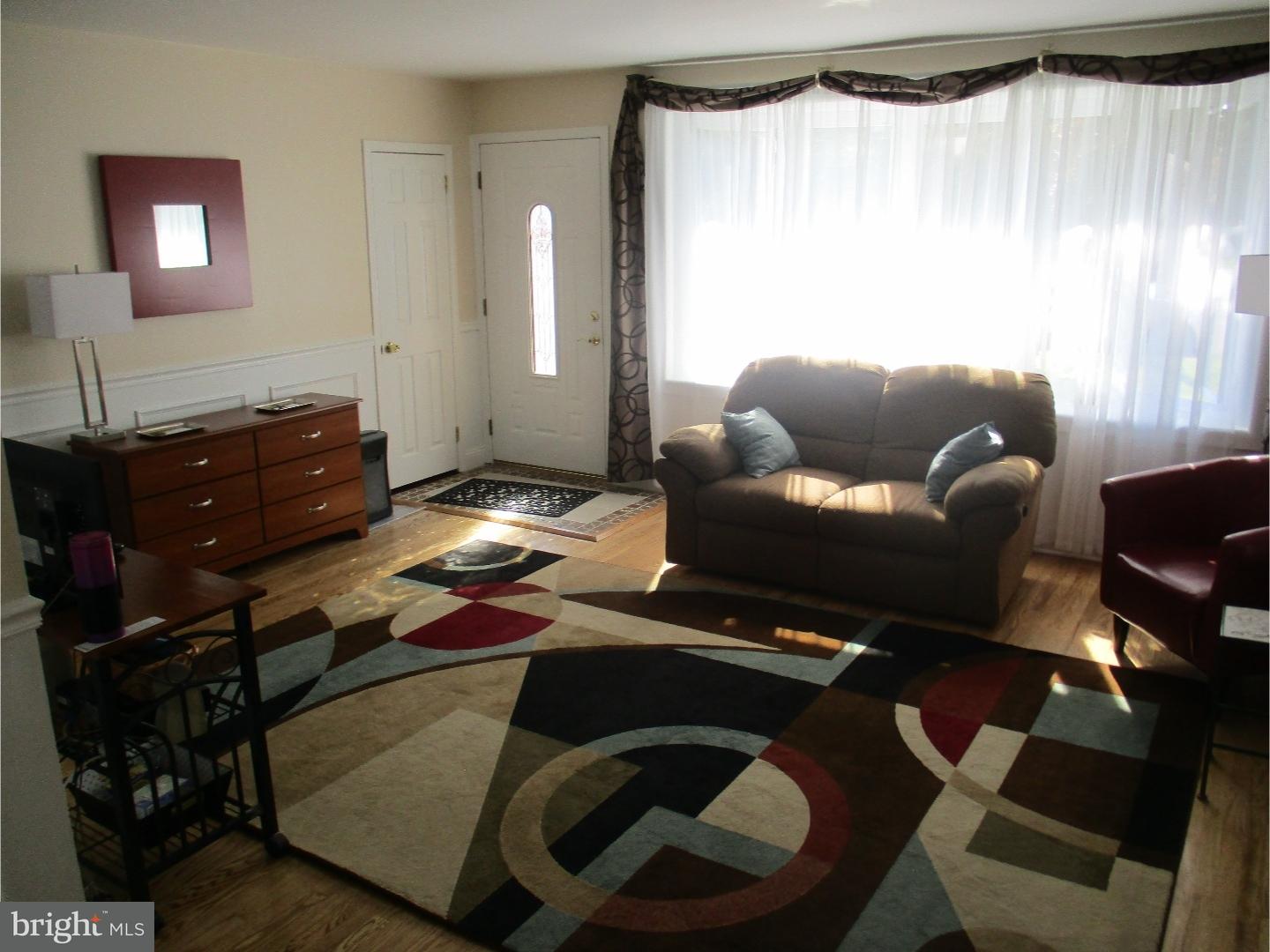 11038 Knights Road Philadelphia, PA 19154 - Photo 16 of 21 Living Room