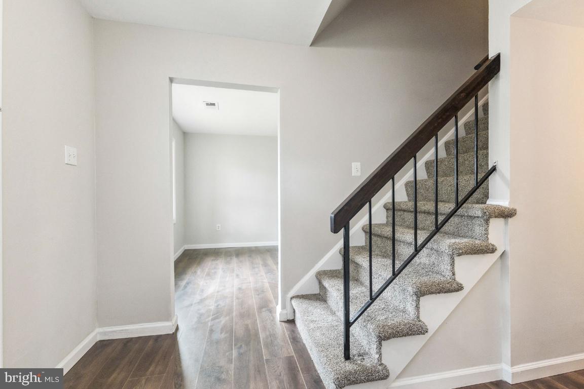 203 North Cottage Road Sterling, VA 20164 - Photo 2 of 25 Gallery Image 2