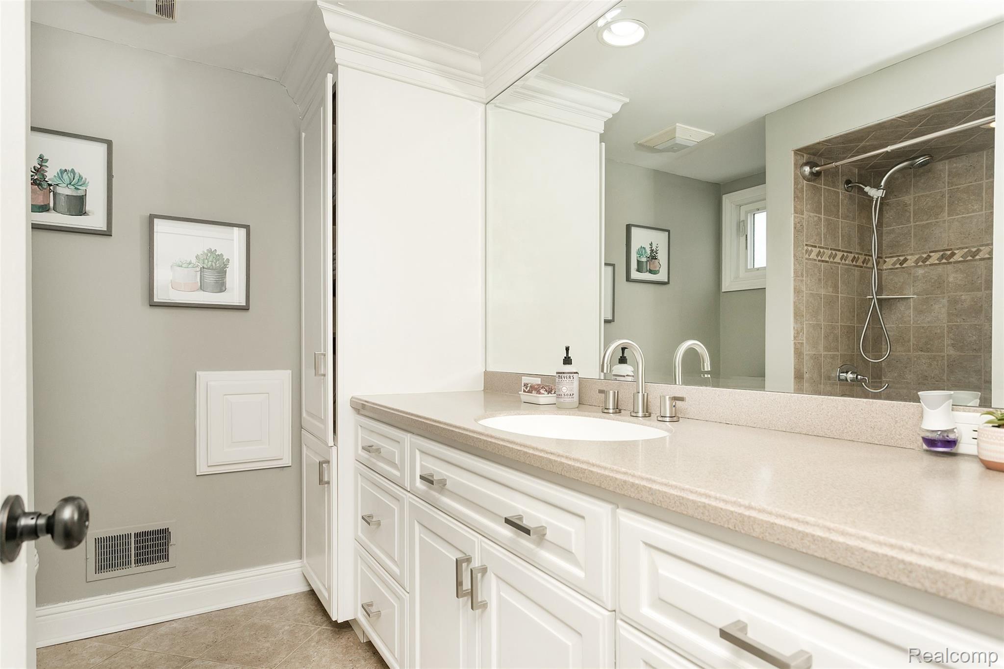 3684 Jennifer Drive Sterling Heights, MI 48310 - Photo 21 of 39 Full bathroom